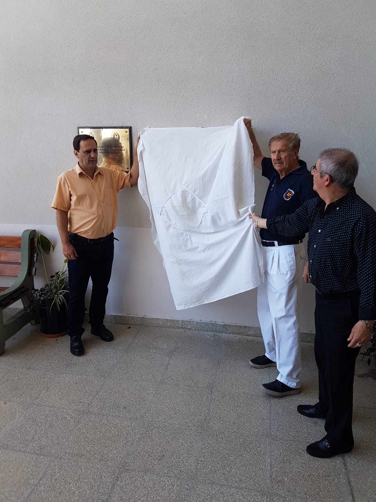 Descubrimiento de placa por la inauguración del nuevo edificio de la EET N° 100